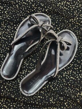Nicole Miller Black Rhinestone Bow Thong Sandals with Silver Accents z7